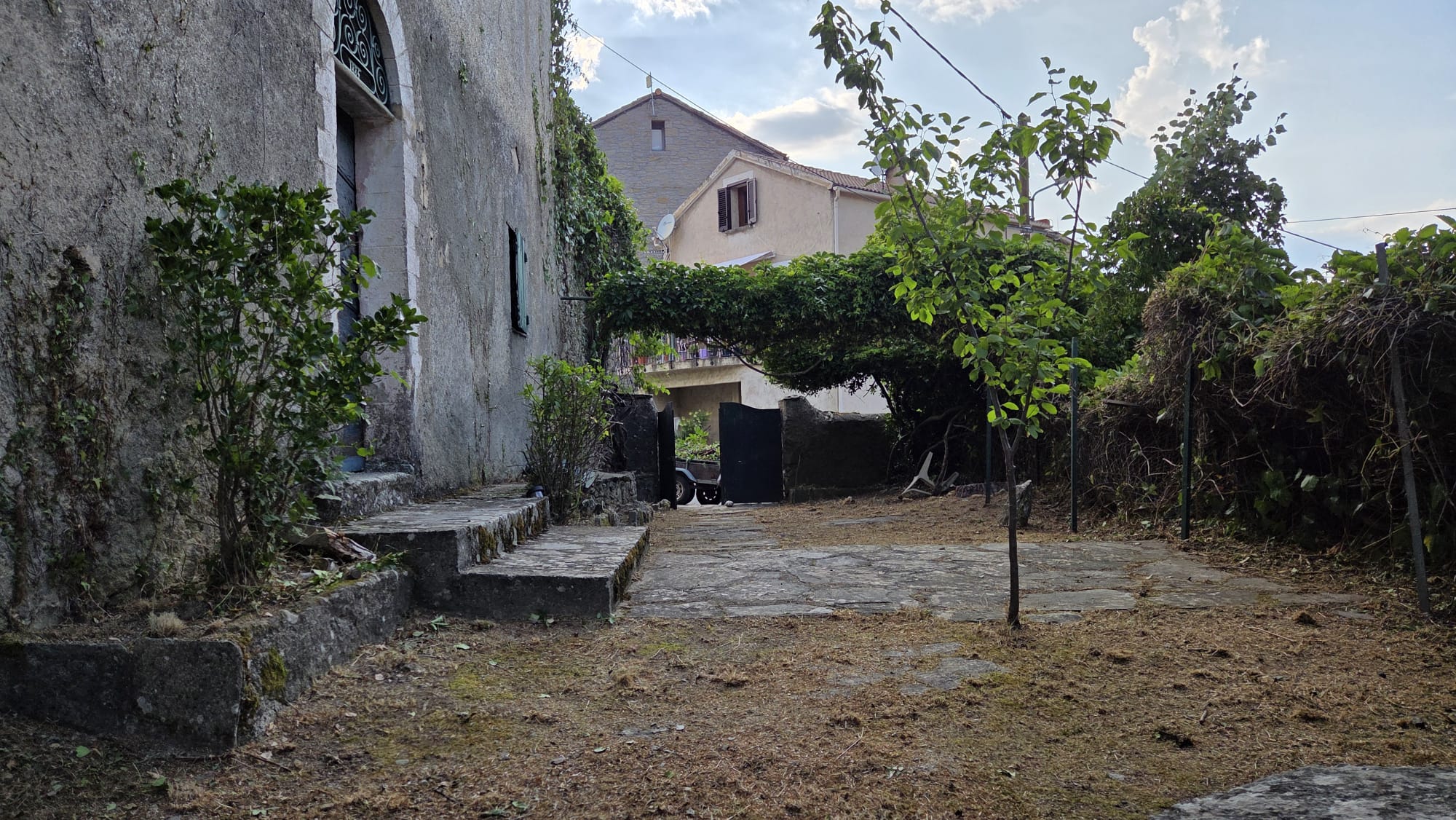 Cour et abords de la maison dégagés après l’intervention de PPS